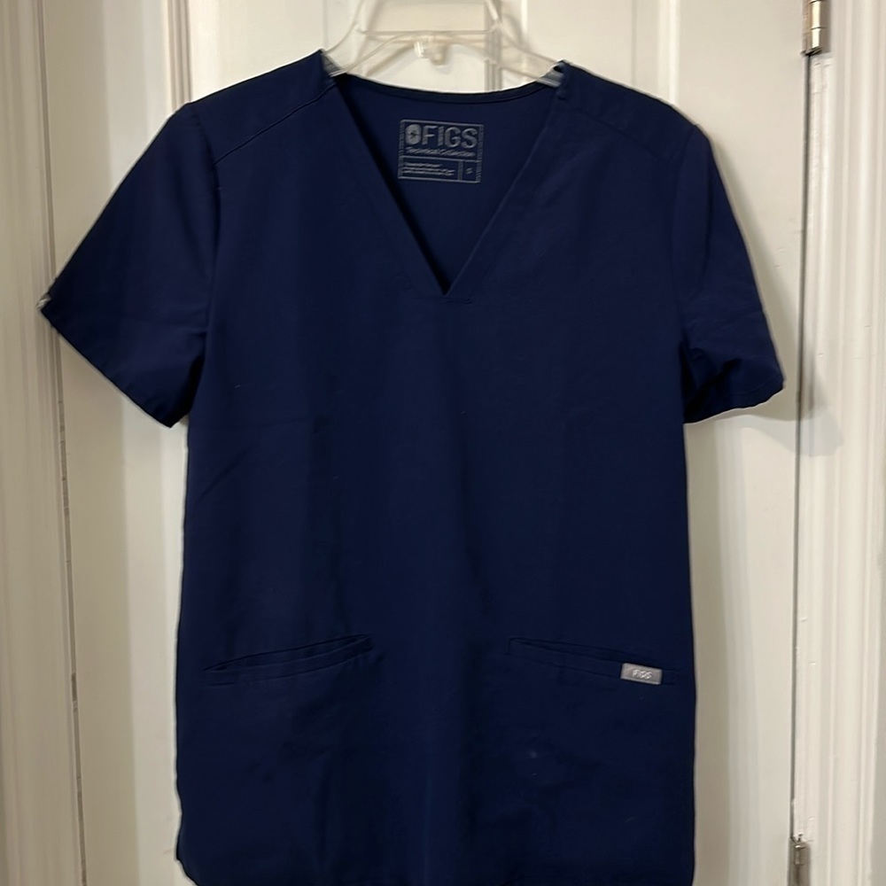 Figs navy scrub top two pocket 20” pit to pit 26” long